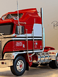 Kenworth K100 “BJ McKay & The Bear” 1:43 Iconic Replicas – Camión TV clásico con semirremolque box - Miniatura 11