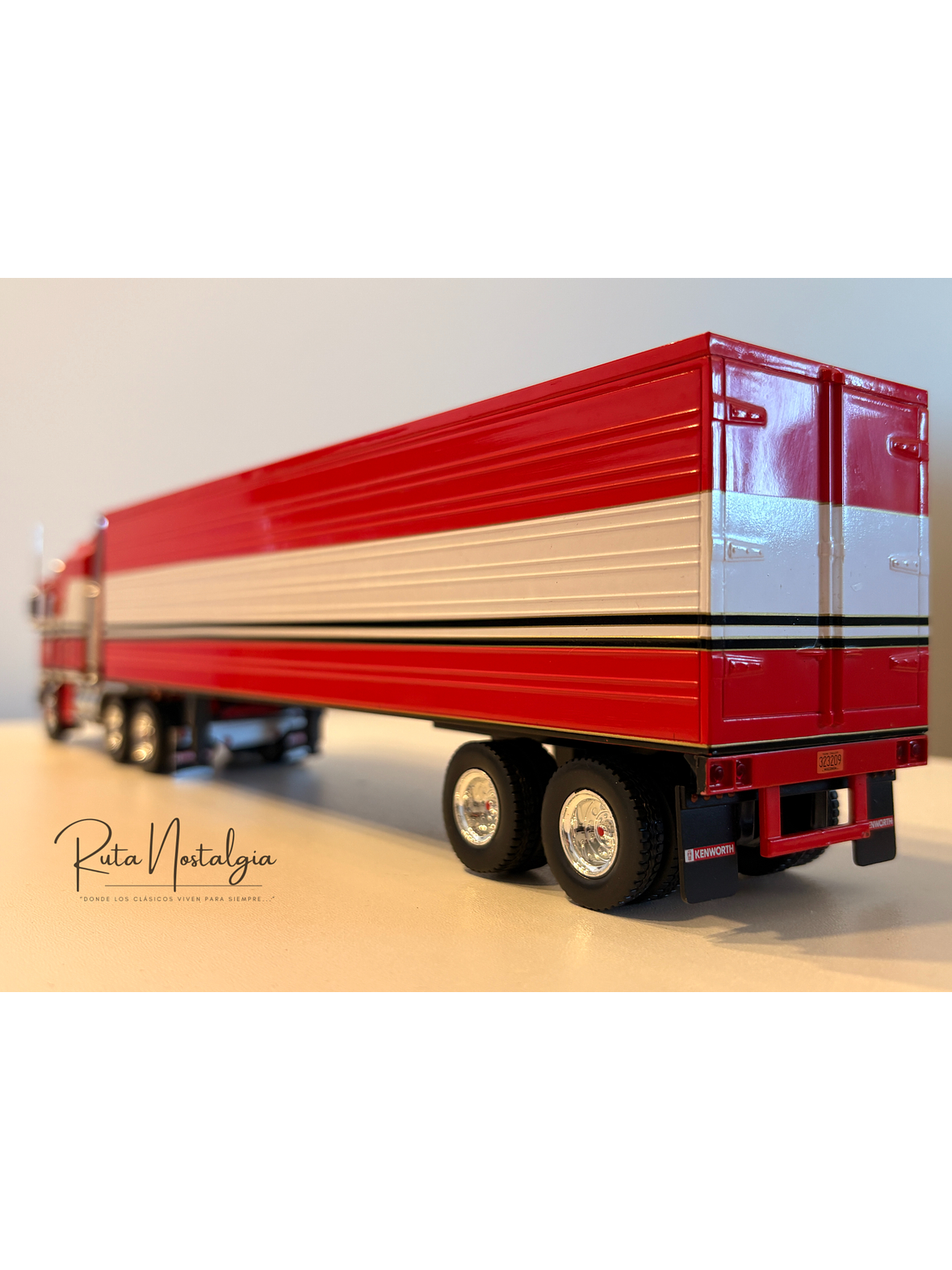 Kenworth K100 “BJ McKay & The Bear” 1:43 Iconic Replicas – Camión TV clásico con semirremolque box 8