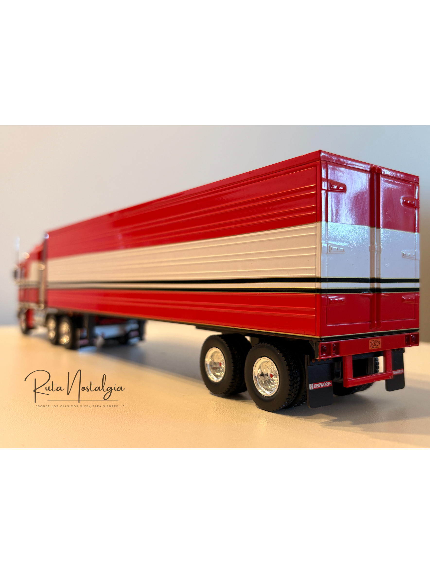 Kenworth K100 “BJ McKay & The Bear” 1:43 Iconic Replicas – Camión TV clásico con semirremolque box 8
