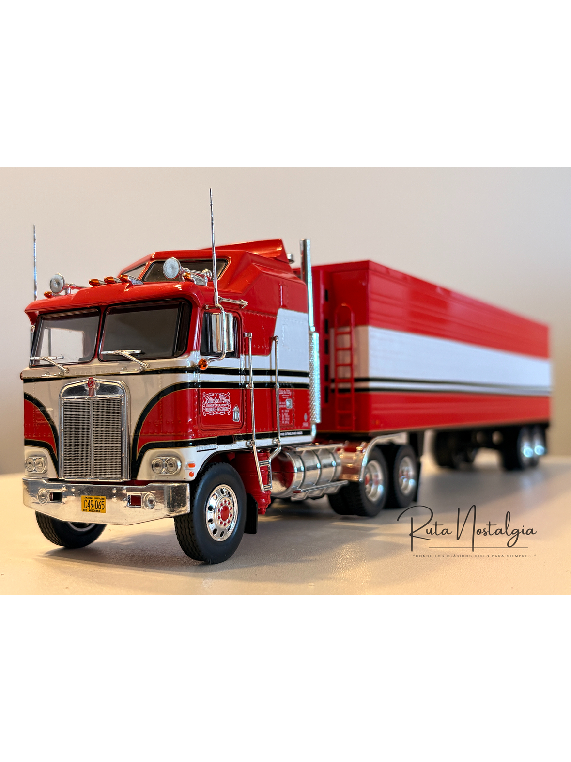 Kenworth K100 “BJ McKay & The Bear” 1:43 Iconic Replicas – Camión TV clásico con semirremolque box 1