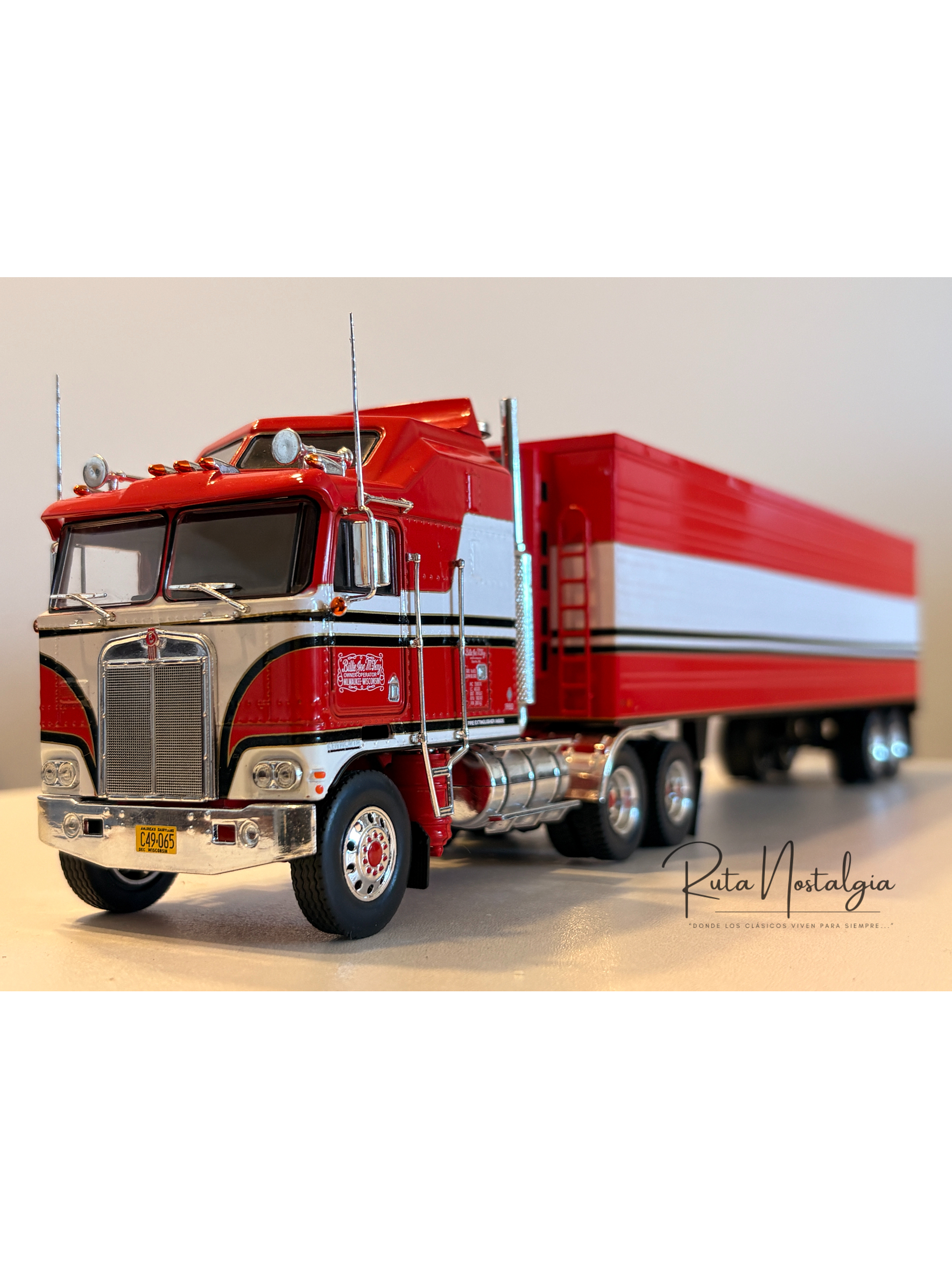 Kenworth K100 “BJ McKay & The Bear” 1:43 Iconic Replicas – Camión TV clásico con semirremolque box 1