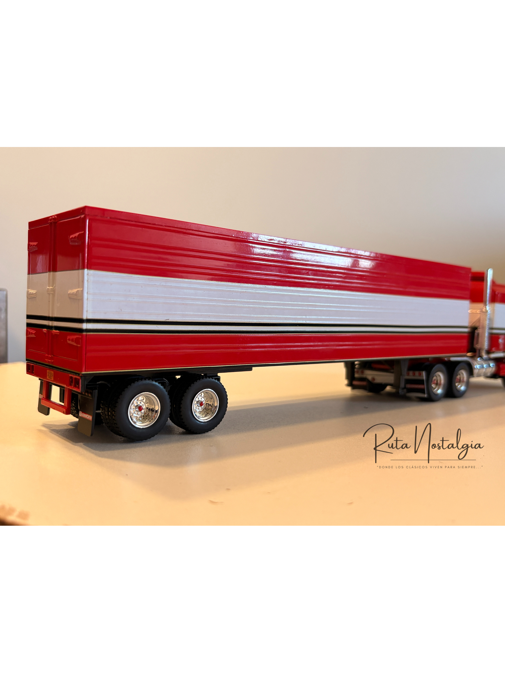 Kenworth K100 “BJ McKay & The Bear” 1:43 Iconic Replicas – Camión TV clásico con semirremolque box 7