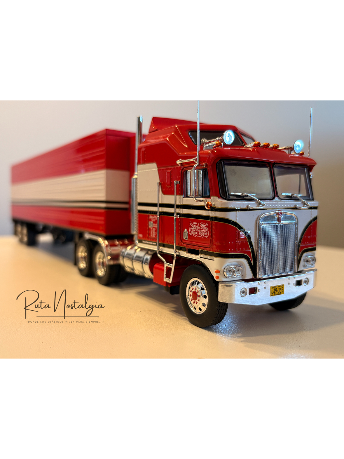 Kenworth K100 “BJ McKay & The Bear” 1:43 Iconic Replicas – Camión TV clásico con semirremolque box 6