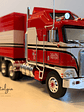 Kenworth K100 “BJ McKay & The Bear” 1:43 Iconic Replicas – Camión TV clásico con semirremolque box - Miniatura 6