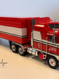 Kenworth K100 “BJ McKay & The Bear” 1:43 Iconic Replicas – Camión TV clásico con semirremolque box - Miniatura 10
