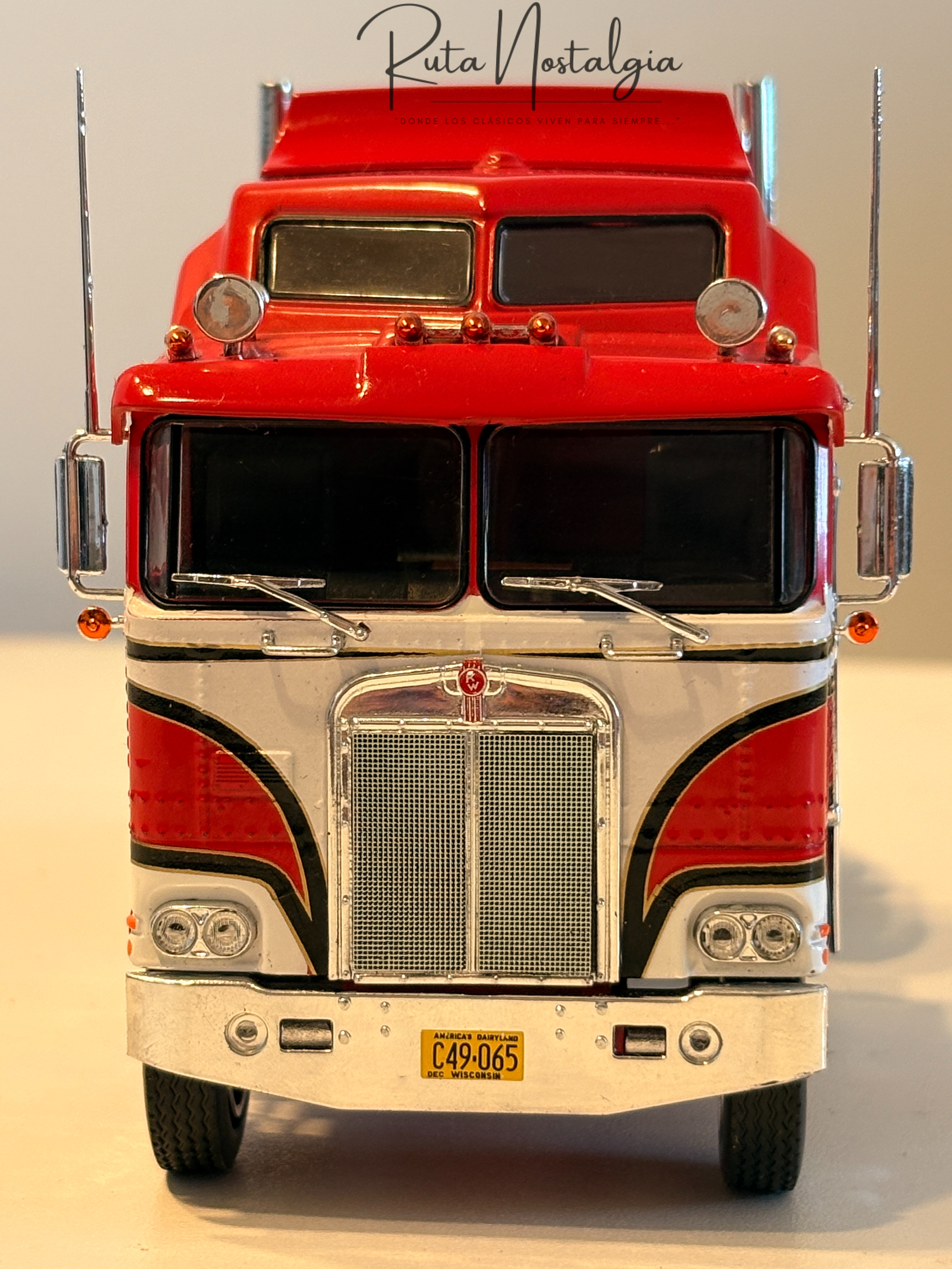 Kenworth K100 “BJ McKay & The Bear” 1:43 Iconic Replicas – Camión TV clásico con semirremolque box 4