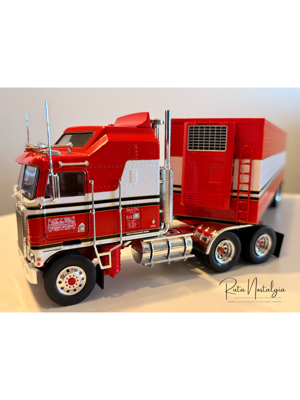 Kenworth K100 “BJ McKay & The Bear” 1:43 Iconic Replicas – Camión TV clásico con semirremolque box 2