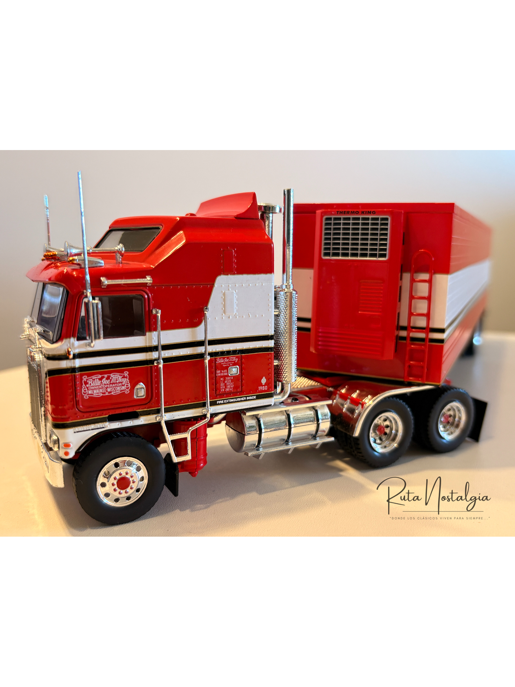 Kenworth K100 “BJ McKay & The Bear” 1:43 Iconic Replicas – Camión TV clásico con semirremolque box 2