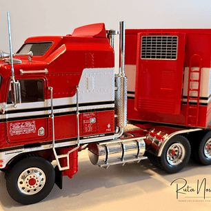 Kenworth K100 “BJ McKay & The Bear” 1:43 Iconic Replicas – Camión TV clásico con semirremolque box
