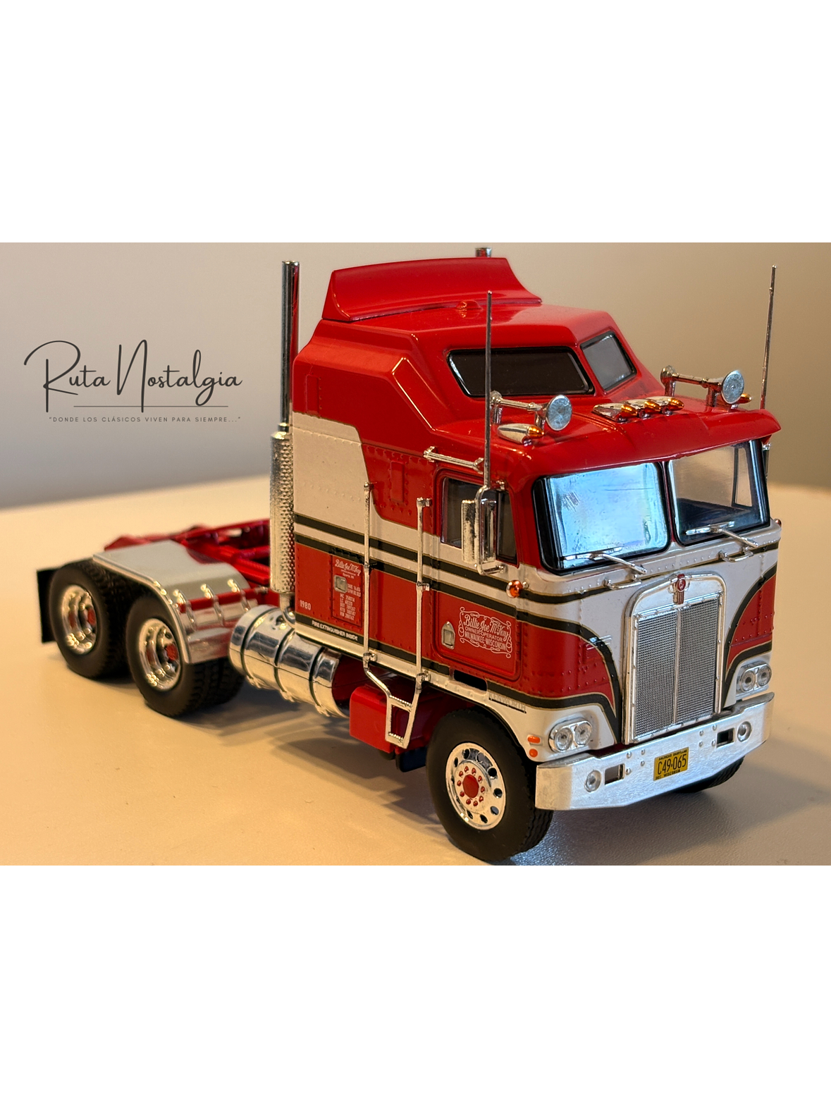 Kenworth K100 “BJ McKay & The Bear” 1:43 Iconic Replicas – Camión TV clásico con semirremolque box 5