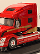 Camión Volvo VNL 730 2010 Rojo Decorado IXO 1:43 – Tractocamión americano de colección - thumbnail 8