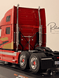 Camión Volvo VNL 730 2010 Rojo Decorado IXO 1:43 – Tractocamión americano de colección - thumbnail 6