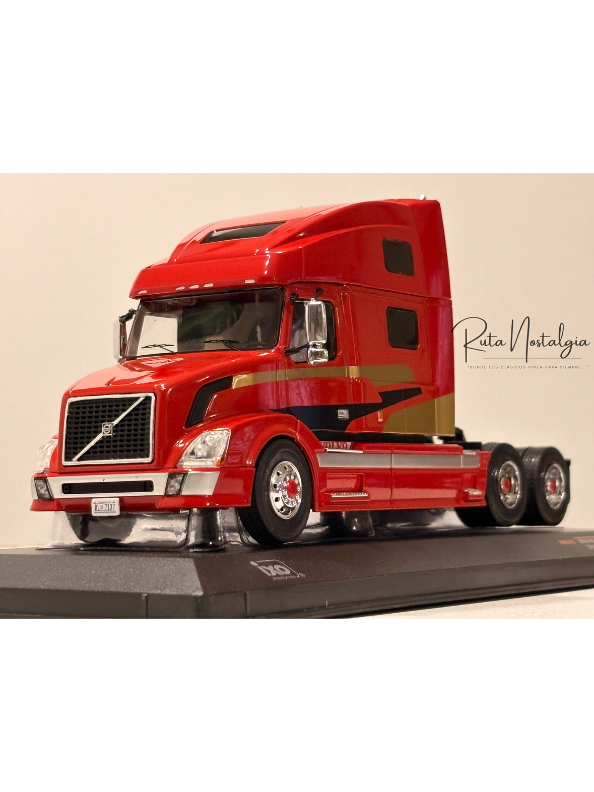 Camión Volvo VNL 730 2010 Rojo Decorado IXO 1:43 – Tractocamión americano de colección 1