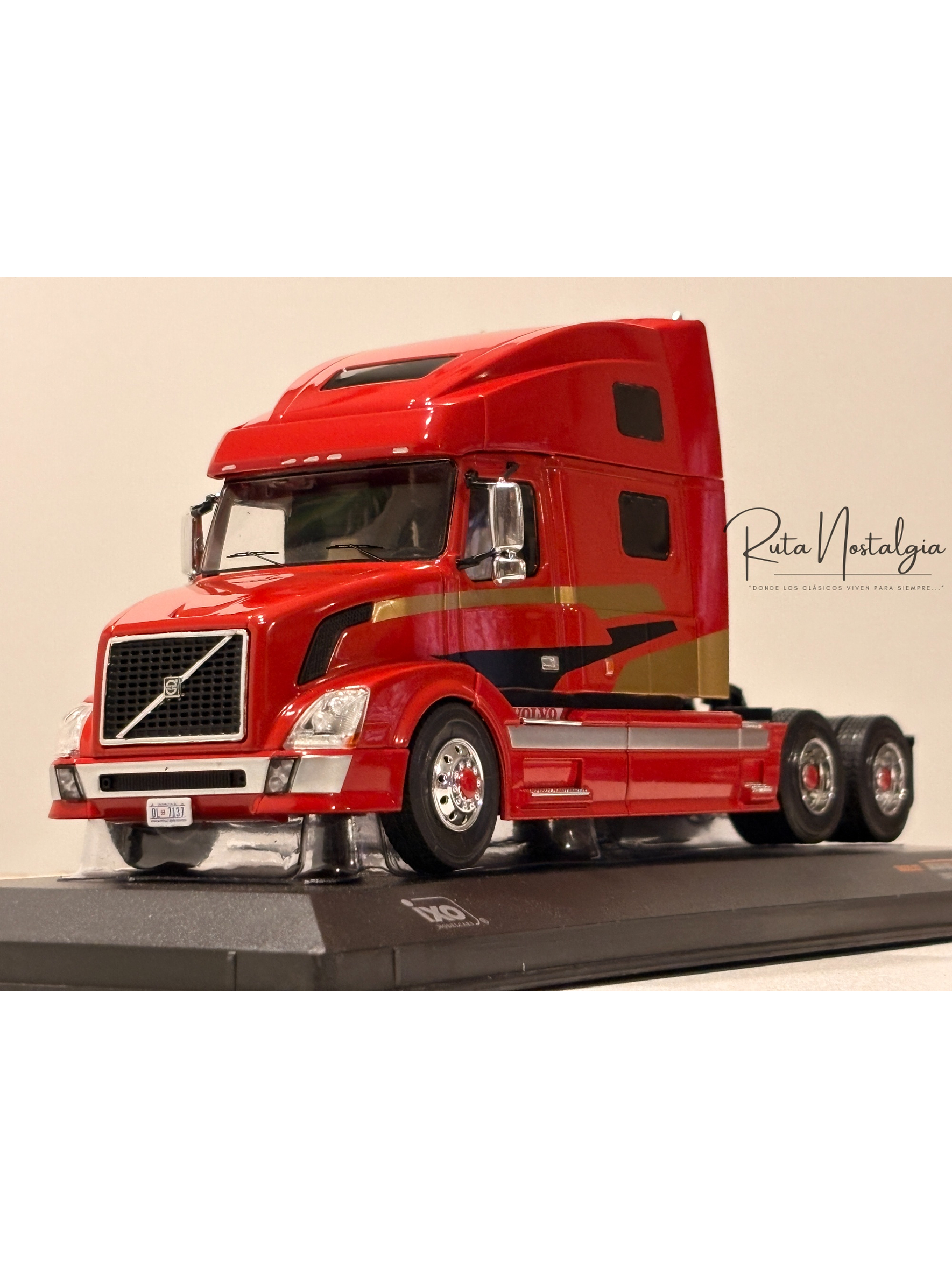 Camión Volvo VNL 730 2010 Rojo Decorado IXO 1:43 – Tractocamión americano de colección 1
