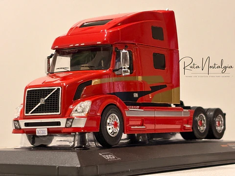 Camión Volvo VNL 730 2010 Rojo Decorado IXO 1:43 – Tractocamión americano de colección