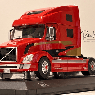Camión Volvo VNL 730 2010 Rojo Decorado IXO 1:43 – Tractocamión americano de colección