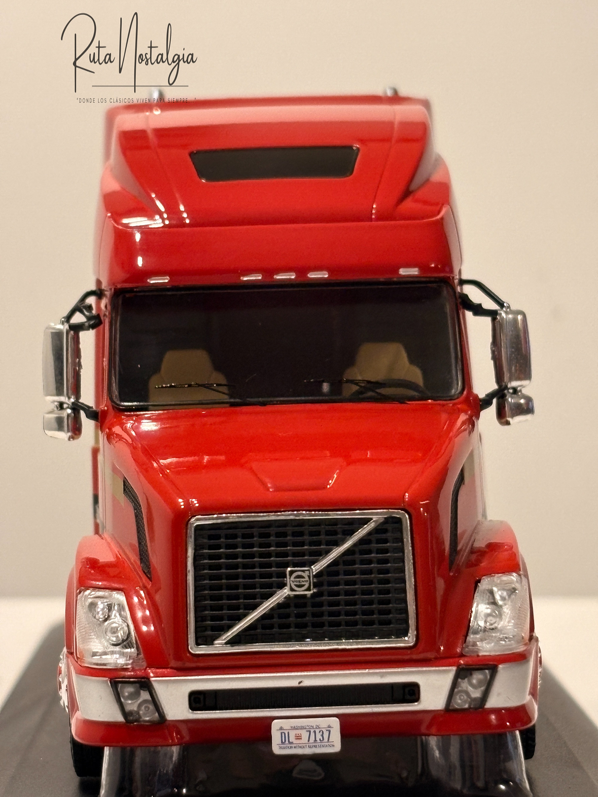 Camión Volvo VNL 730 2010 Rojo Decorado IXO 1:43 – Tractocamión americano de colección 2