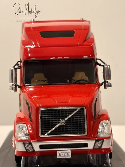 Camión Volvo VNL 730 2010 Rojo Decorado IXO 1:43 – Tractocamión americano de colección