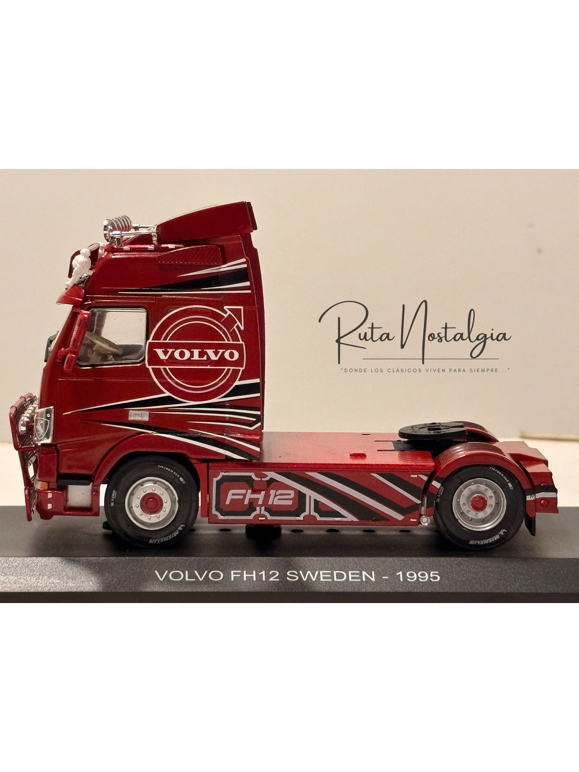 Volvo FH12 1995 rojo decorado Hachette 1:43 – camión europeo tuning de colección 4