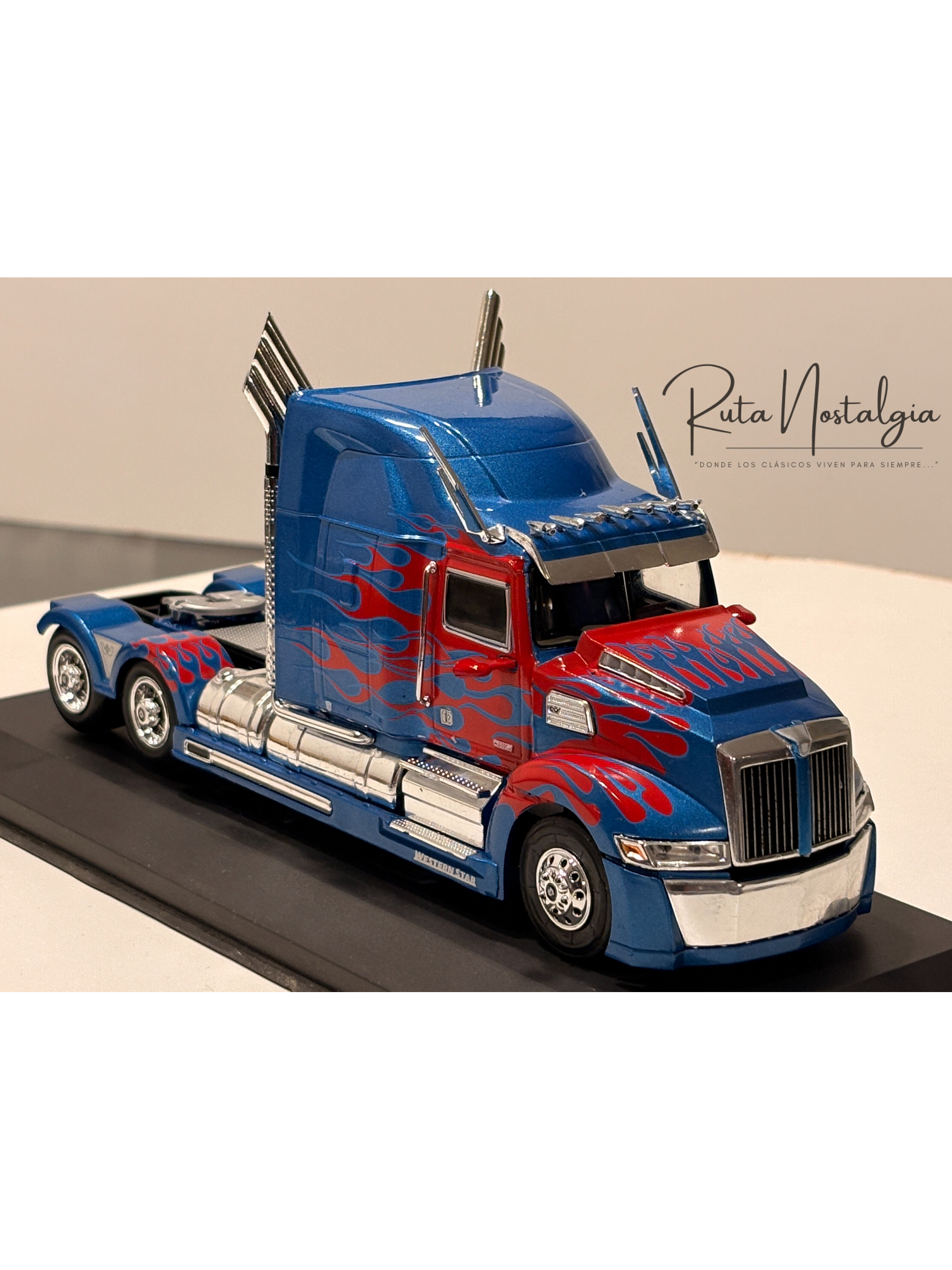 Western Star 5700 XE Tuning 1:43 Hachette / IXO – Camión americano aerodinámico de colección en azul metálico 7