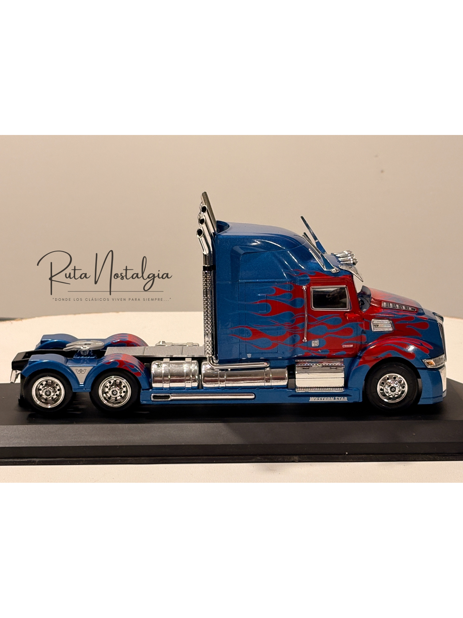 Western Star 5700 XE Tuning 1:43 Hachette / IXO – Camión americano aerodinámico de colección en azul metálico 6