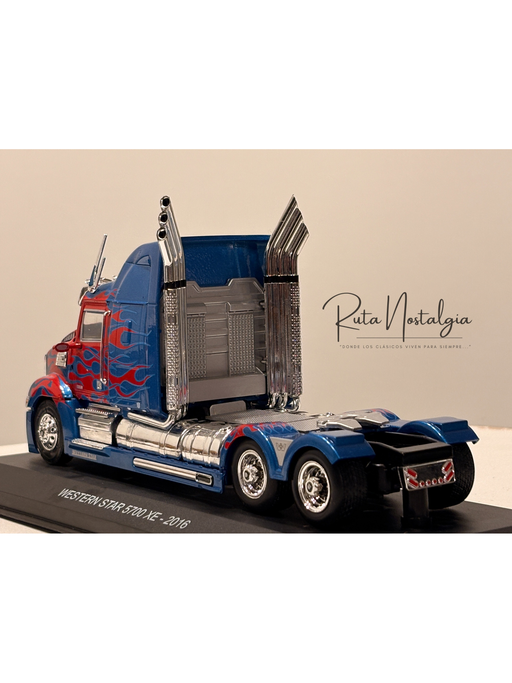 Western Star 5700 XE Tuning 1:43 Hachette / IXO – Camión americano aerodinámico de colección en azul metálico 4