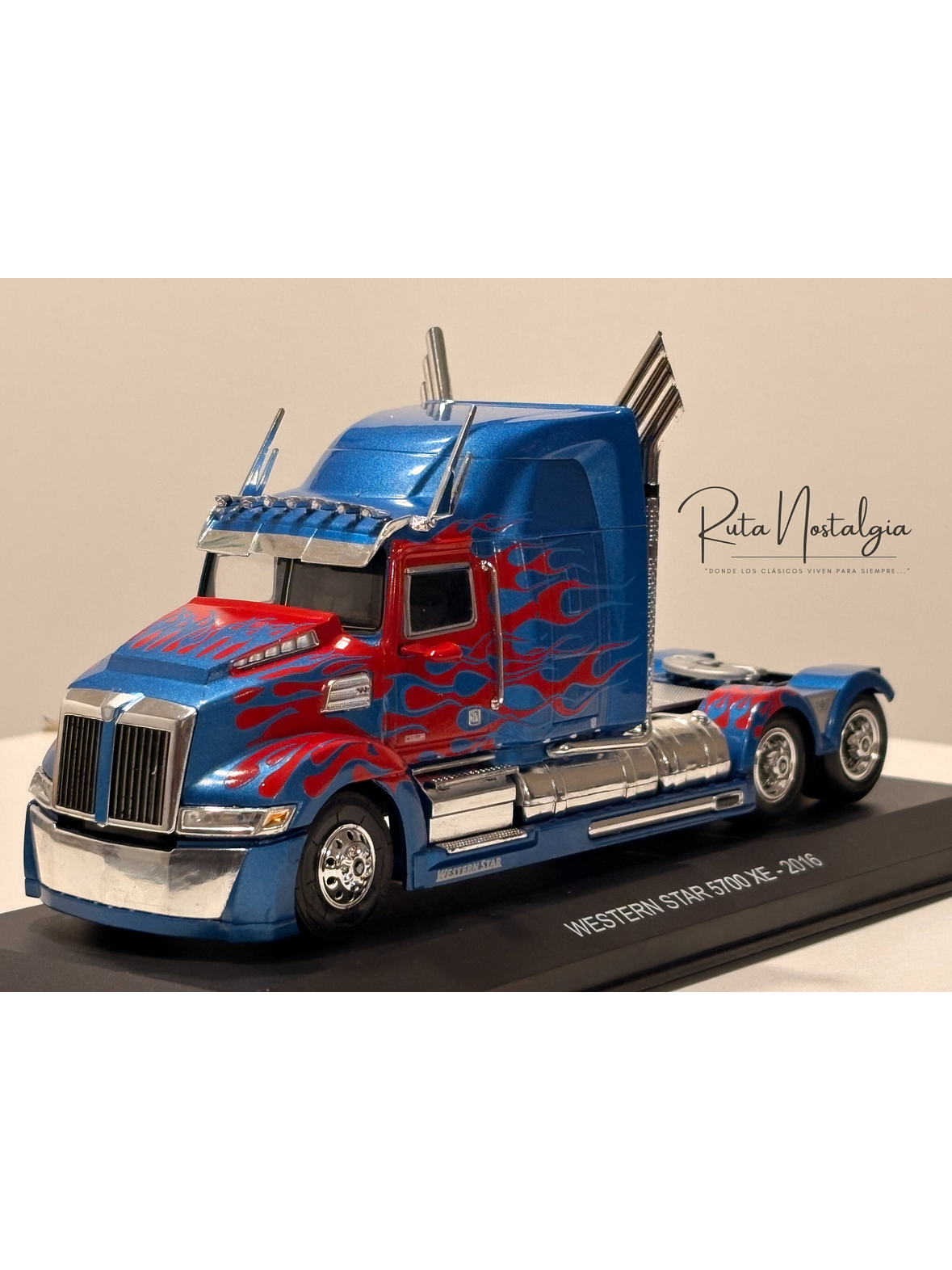 Western Star 5700 XE Tuning 1:43 Hachette / IXO – Camión americano aerodinámico de colección en azul metálico 3