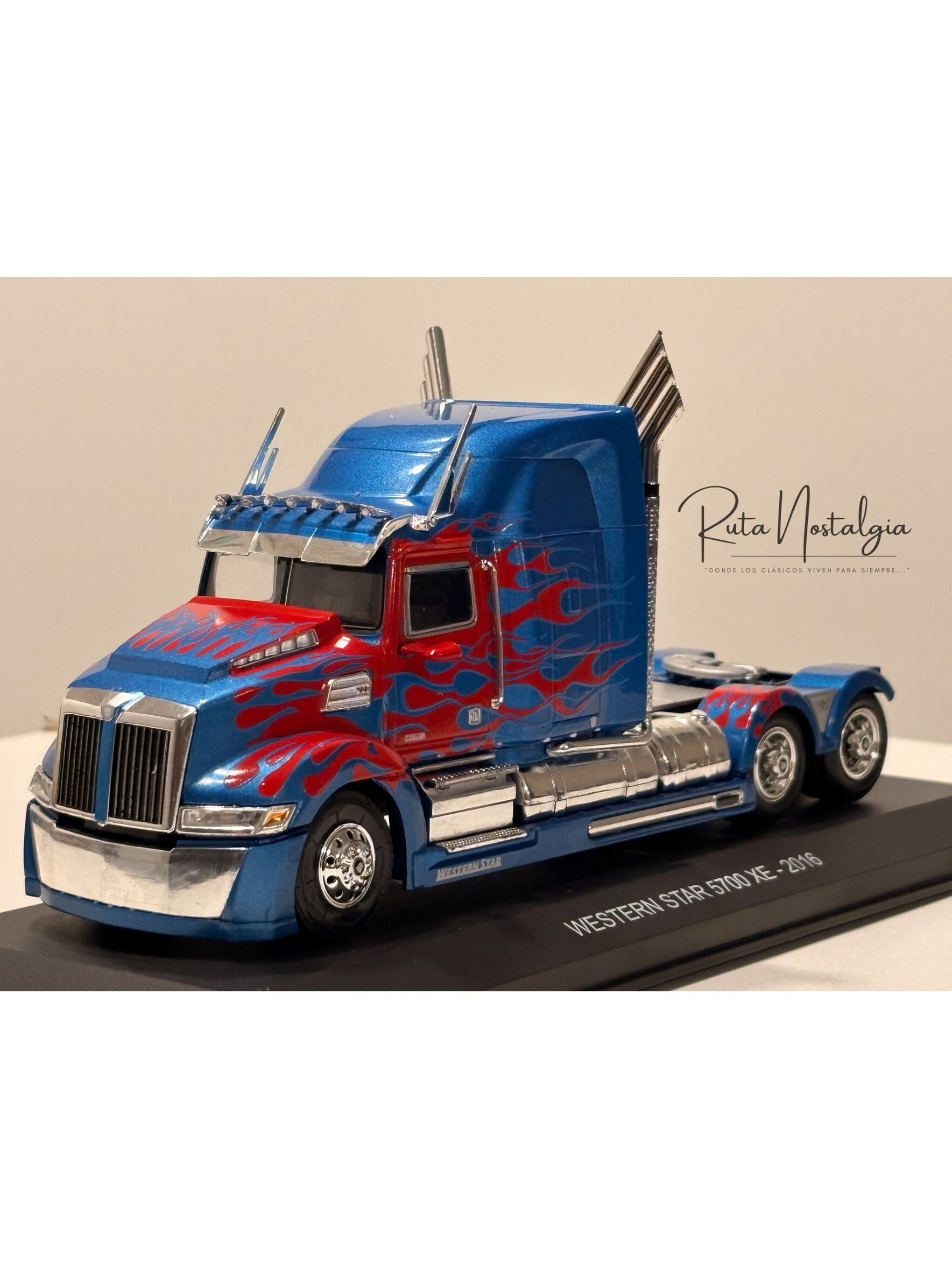 Western Star 5700 XE Tuning 1:43 Hachette / IXO – Camión americano aerodinámico de colección en azul metálico 3