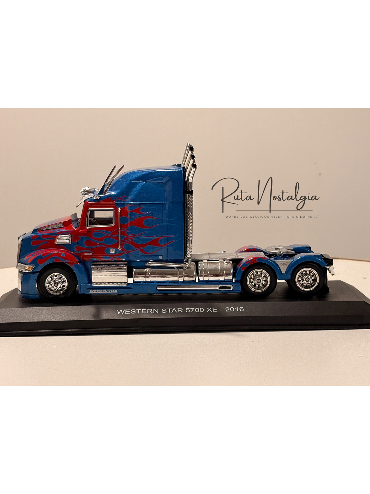 Western Star 5700 XE Tuning 1:43 Hachette / IXO – Camión americano aerodinámico de colección en azul metálico 2