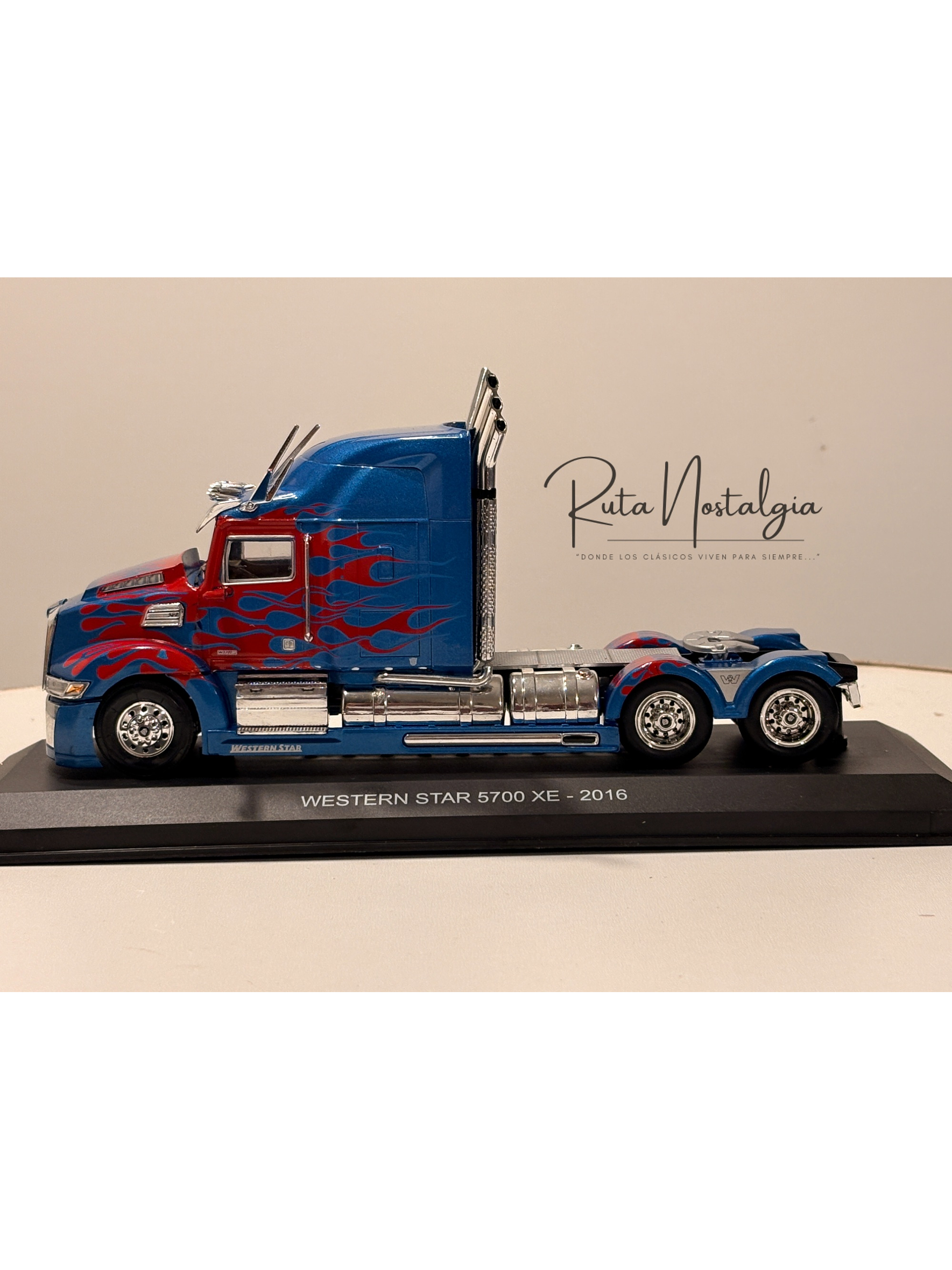 Western Star 5700 XE Tuning 1:43 Hachette / IXO – Camión americano aerodinámico de colección en azul metálico 2