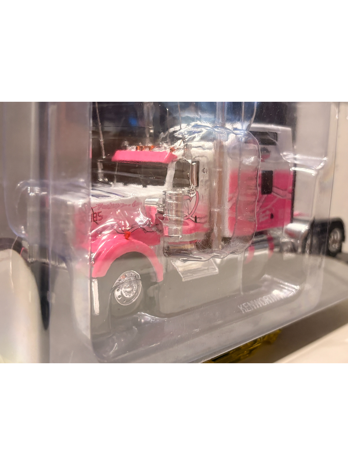 Kenworth W900 1998 Breast Cancer Awareness 1:43 Hachette | Camión tuning americano de colección en Chile 7