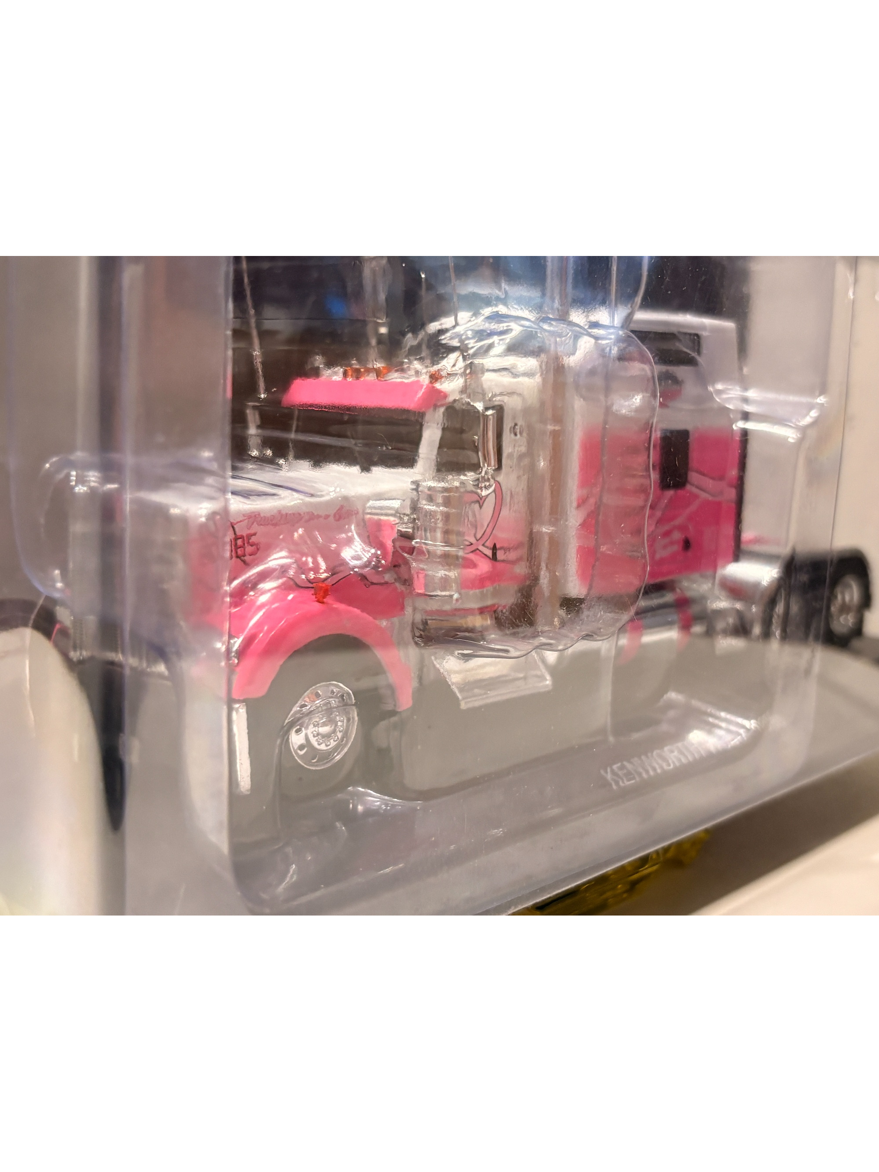 Kenworth W900 1998 Breast Cancer Awareness 1:43 Hachette | Camión tuning americano de colección en Chile 7