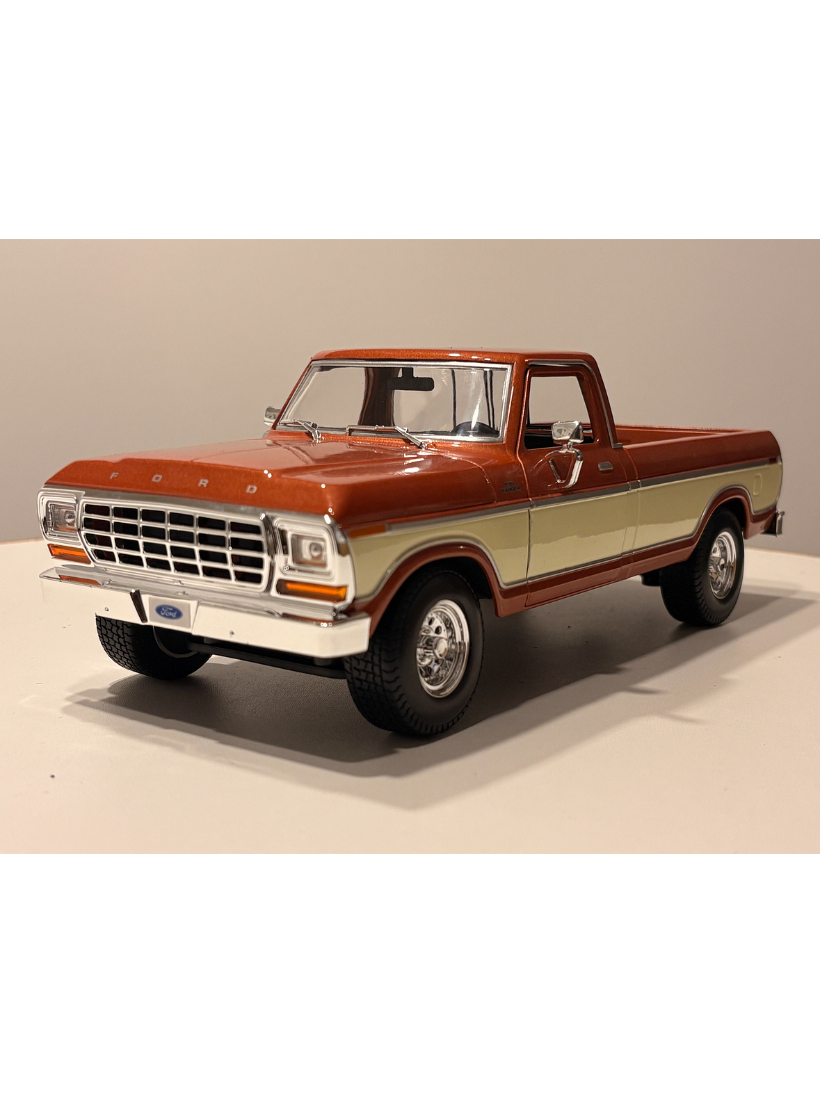 Ford F-150 Pick-Up 1979 Maisto 1:18 Brown White MI31462BR | Camioneta clásica a escala en Chile 1