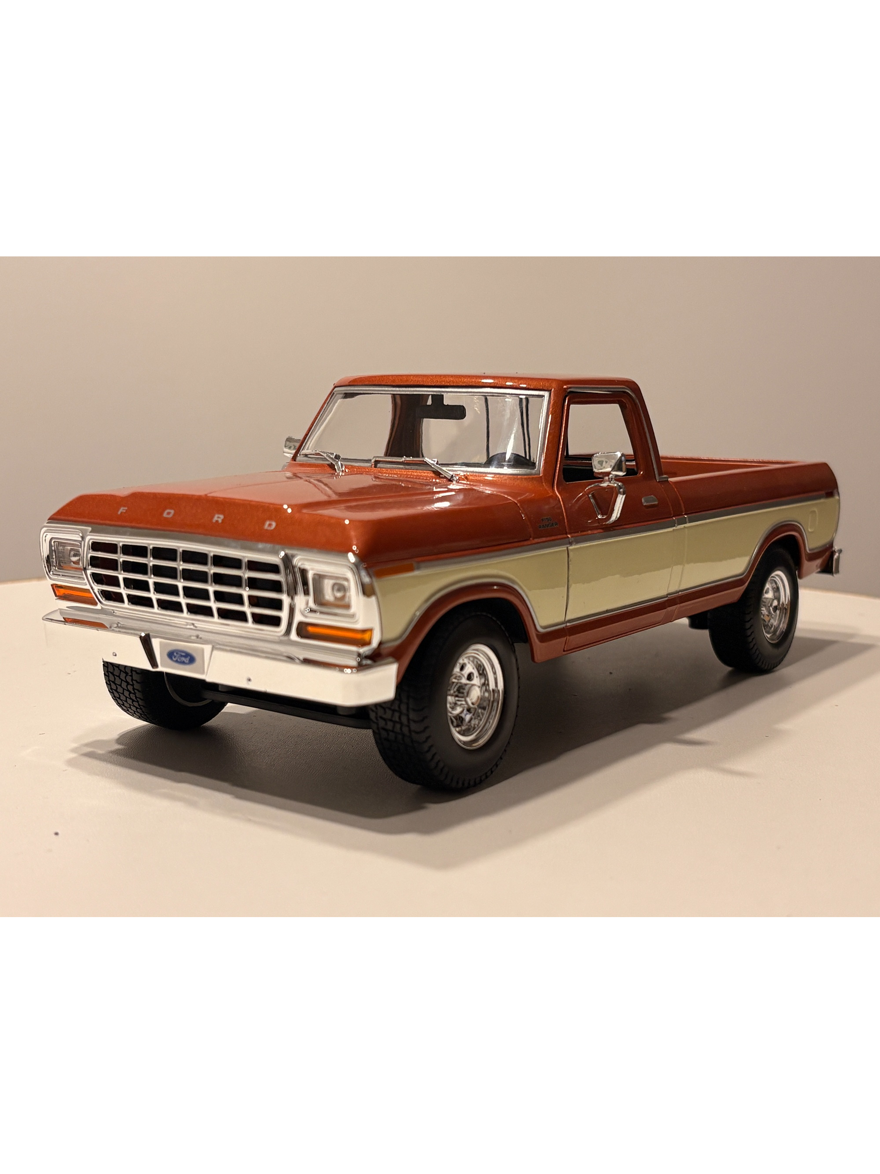 Ford F-150 Pick-Up 1979 Maisto 1:18 Brown White MI31462BR | Camioneta clásica a escala en Chile 1