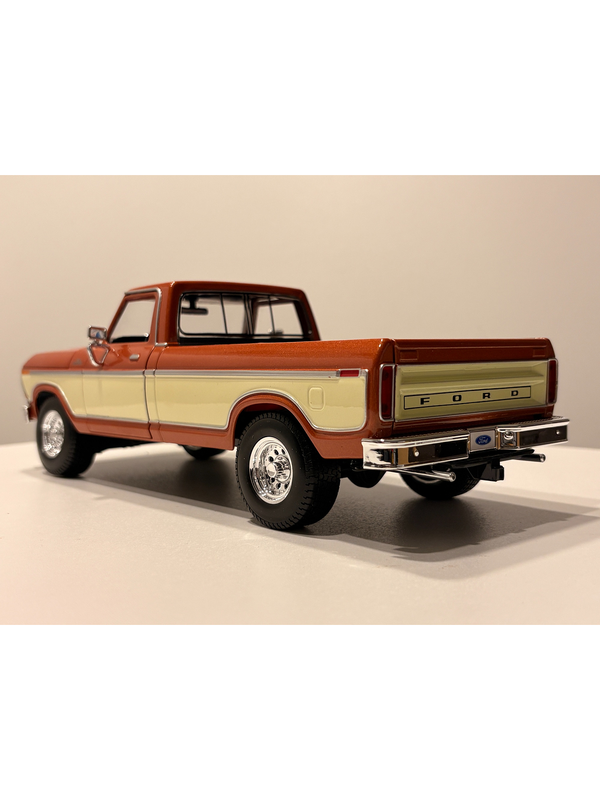 Ford F-150 Pick-Up 1979 Maisto 1:18 Brown White MI31462BR | Camioneta clásica a escala en Chile 10