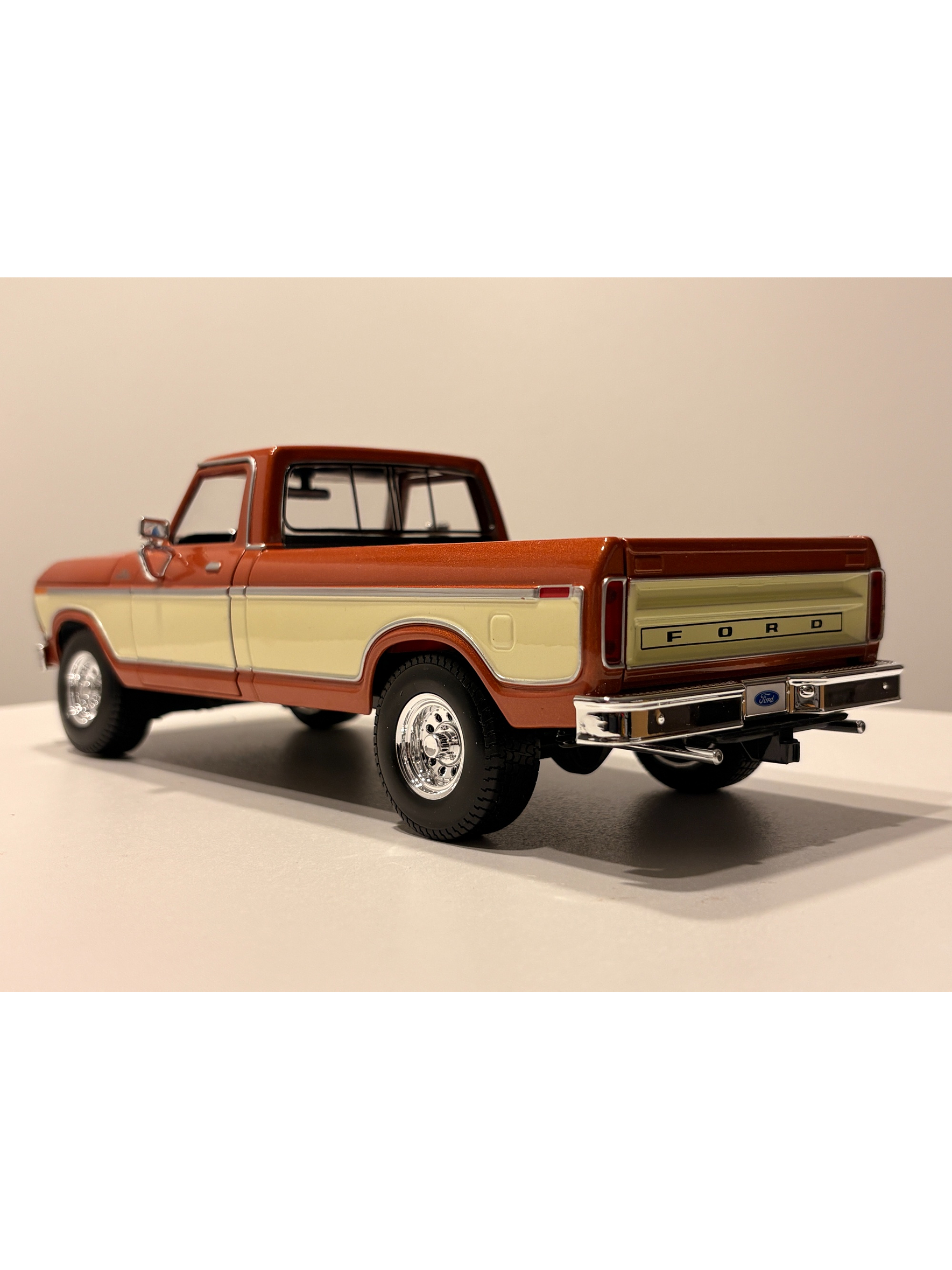 Ford F-150 Pick-Up 1979 Maisto 1:18 Brown White MI31462BR | Camioneta clásica a escala en Chile 10