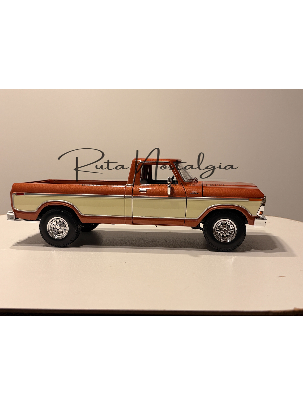 Ford F-150 Pick-Up 1979 Maisto 1:18 Brown White MI31462BR | Camioneta clásica a escala en Chile 8