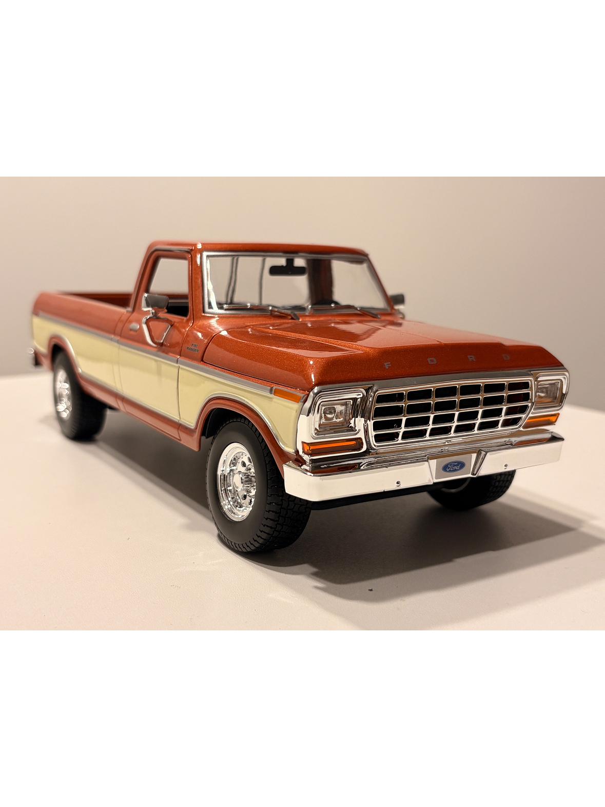 Ford F-150 Pick-Up 1979 Maisto 1:18 Brown White MI31462BR | Camioneta clásica a escala en Chile 5