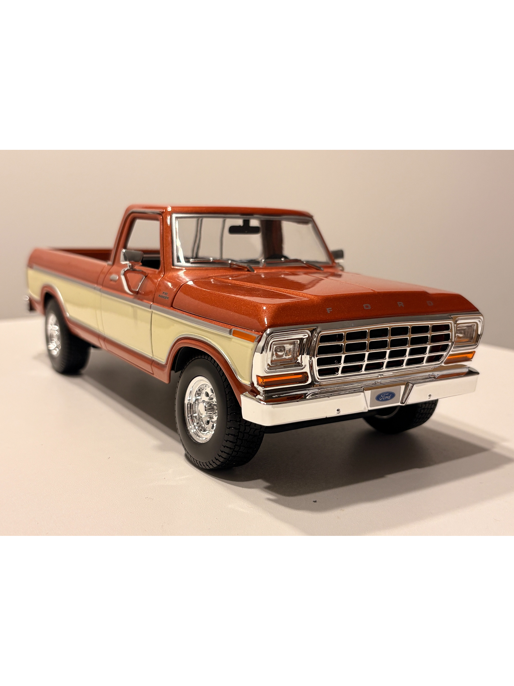 Ford F-150 Pick-Up 1979 Maisto 1:18 Brown White MI31462BR | Camioneta clásica a escala en Chile 5
