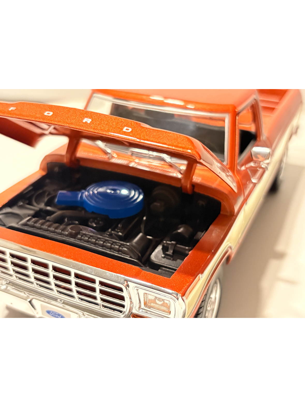 Ford F-150 Pick-Up 1979 Maisto 1:18 Brown White MI31462BR | Camioneta clásica a escala en Chile 3