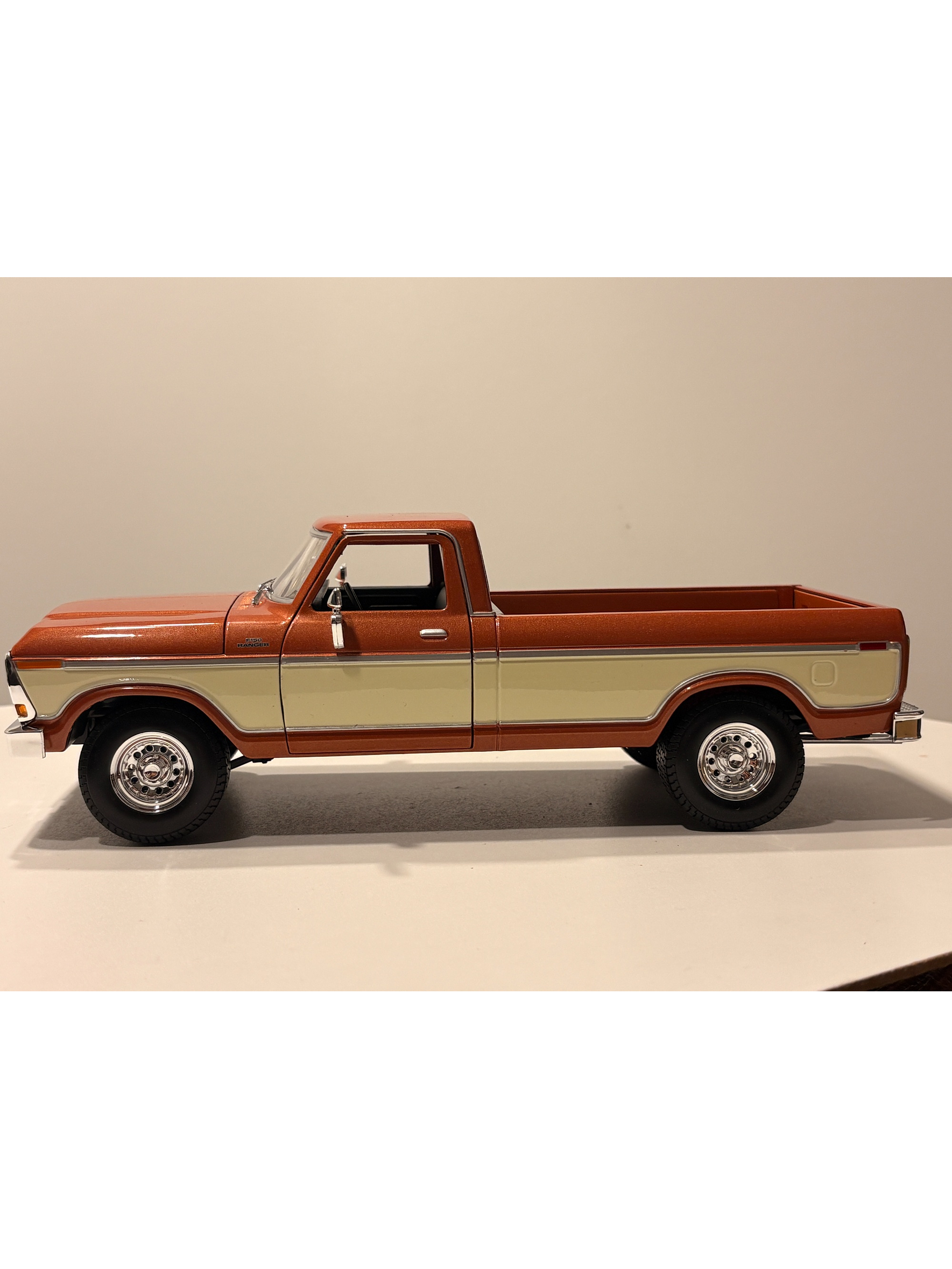 Ford F-150 Pick-Up 1979 Maisto 1:18 Brown White MI31462BR | Camioneta clásica a escala en Chile 6