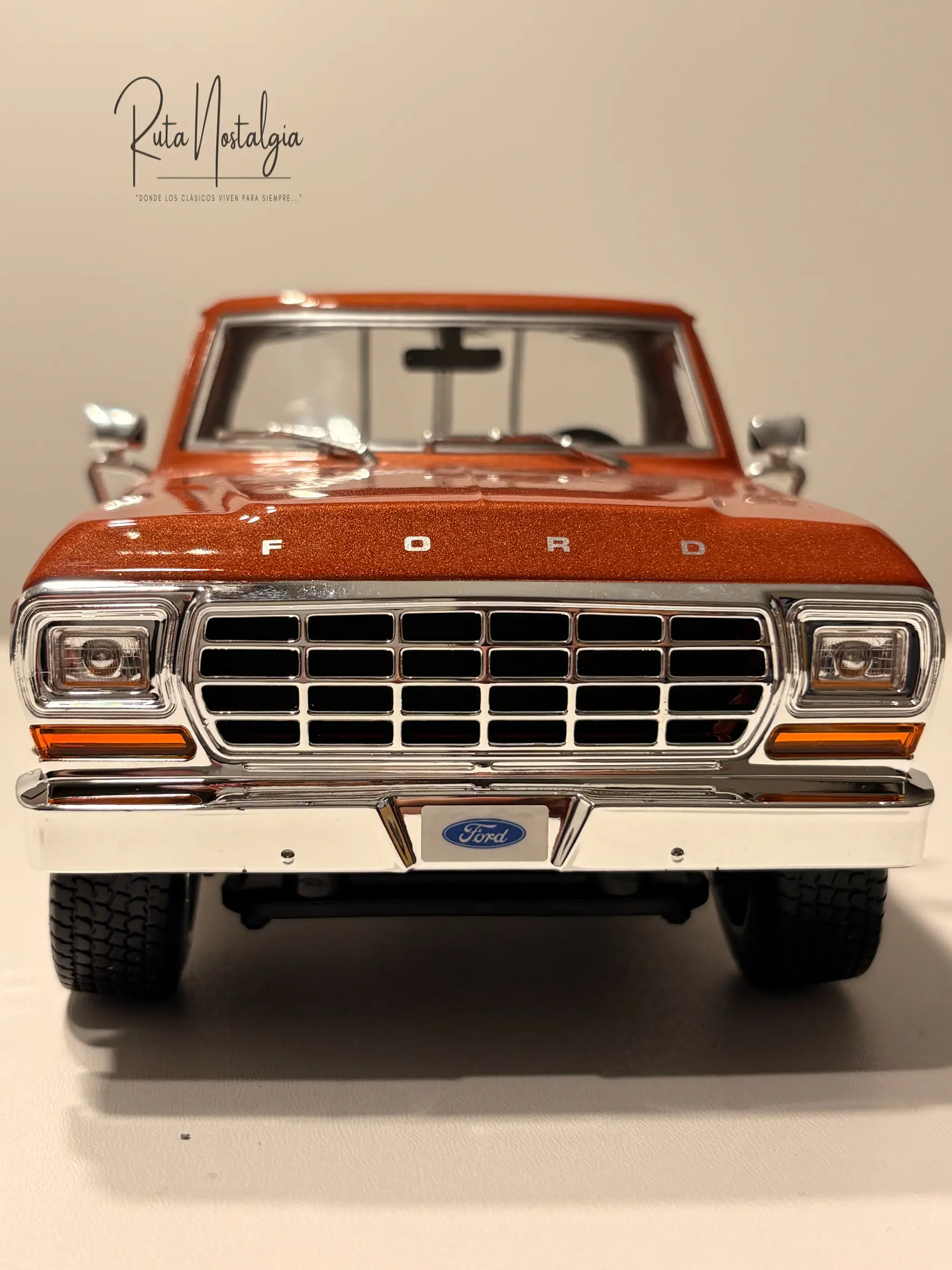 Camioneta a escala Ford F-150 Pick-Up 1979 | Maisto  1:18 Brown White | Camioneta clásica a escala en Chile 2