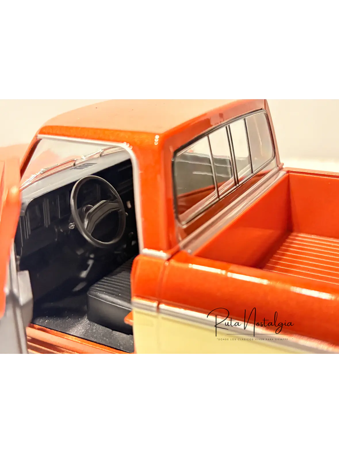 Camioneta a escala Ford F-150 Pick-Up 1979 | Maisto  1:18 Brown White | Camioneta clásica a escala en Chile 3