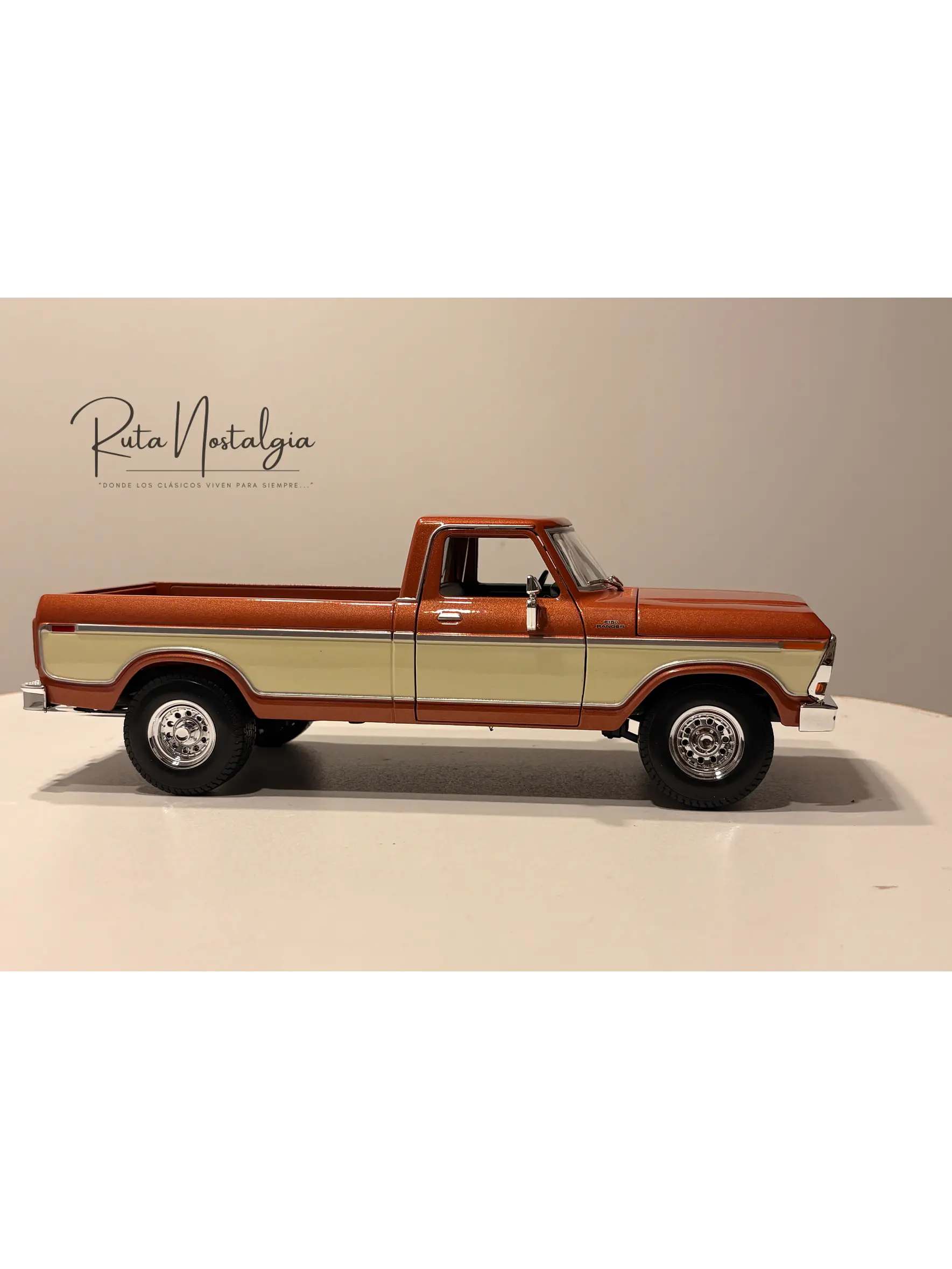 Camioneta a escala Ford F-150 Pick-Up 1979 | Maisto  1:18 Brown White | Camioneta clásica a escala en Chile 6