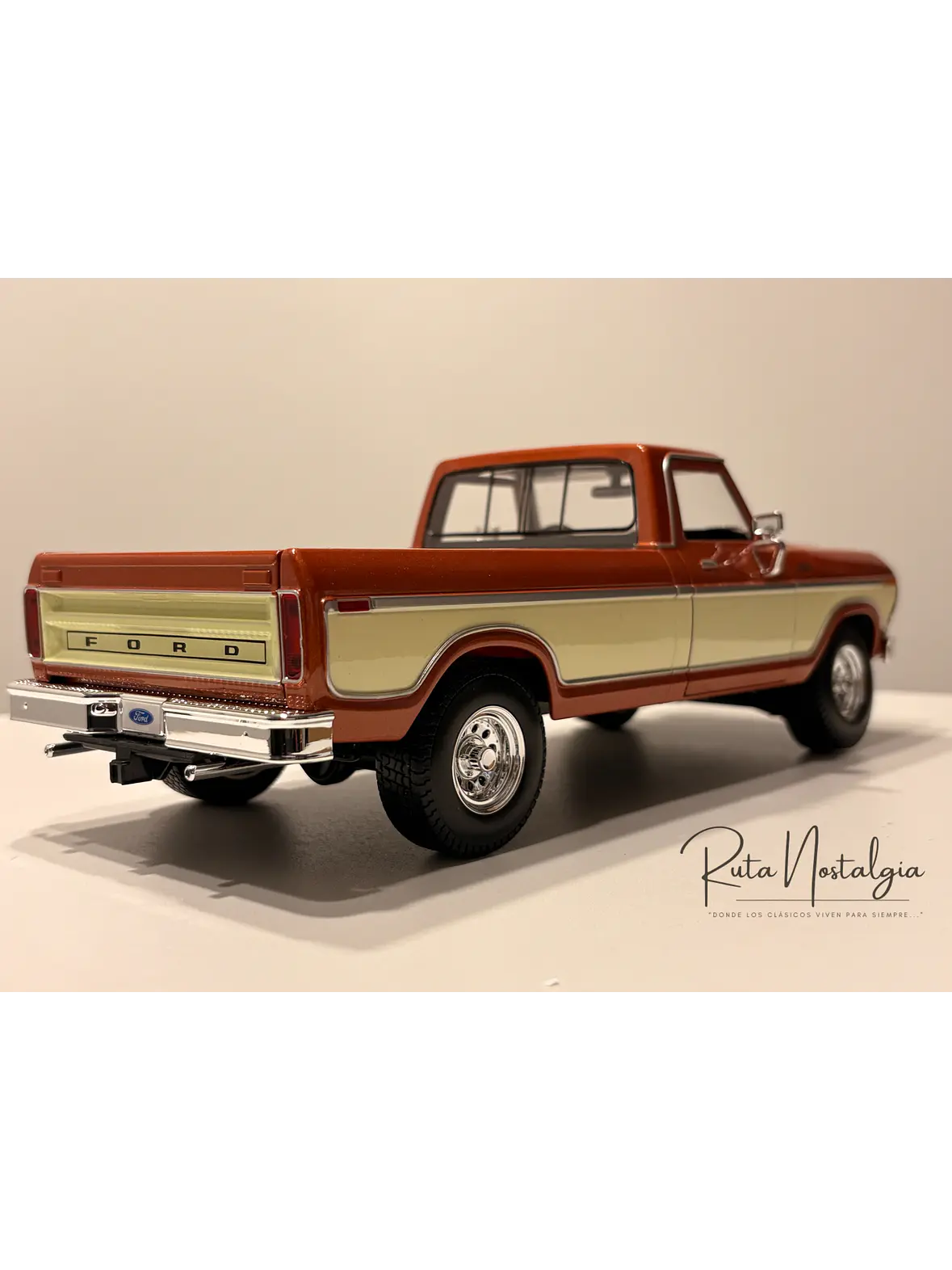 Camioneta a escala Ford F-150 Pick-Up 1979 | Maisto  1:18 Brown White | Camioneta clásica a escala en Chile 7
