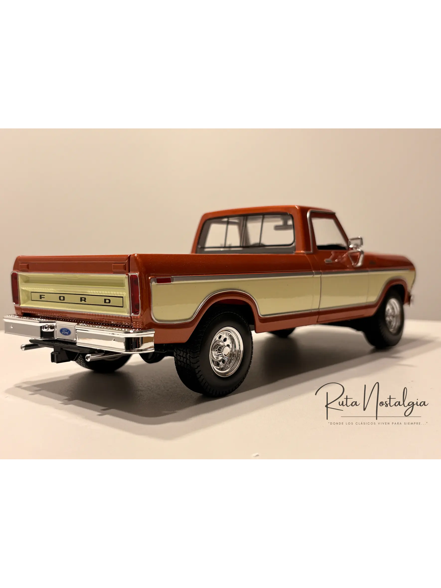 Camioneta a escala Ford F-150 Pick-Up 1979 | Maisto  1:18 Brown White | Camioneta clásica a escala en Chile 7