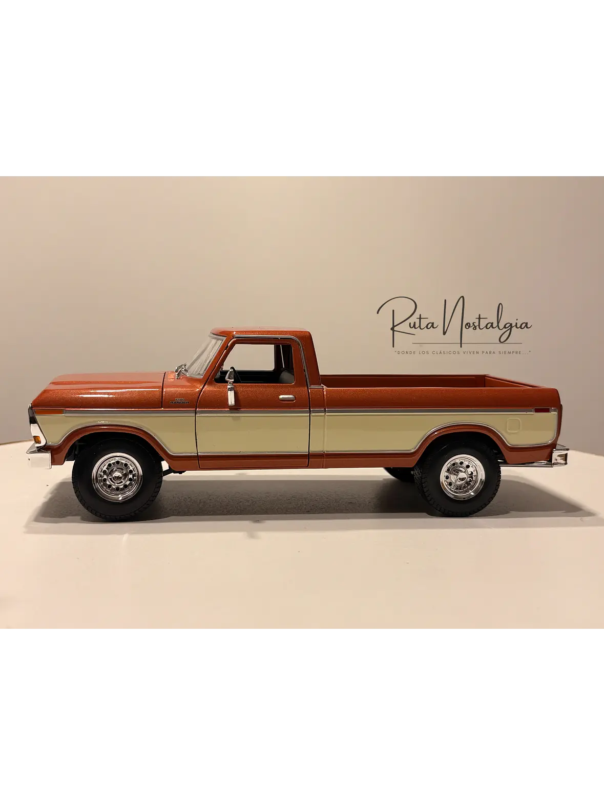 Camioneta a escala Ford F-150 Pick-Up 1979 | Maisto  1:18 Brown White | Camioneta clásica a escala en Chile 9