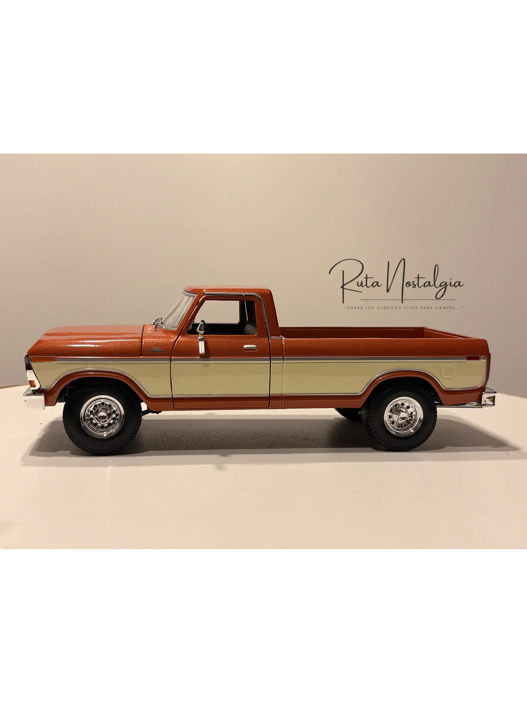 Camioneta a escala Ford F-150 Pick-Up 1979 | Maisto  1:18 Brown White | Camioneta clásica a escala en Chile 9