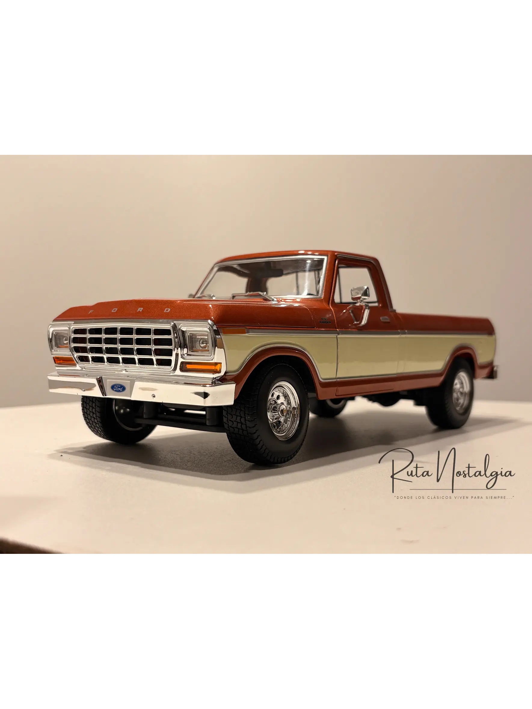 Camioneta a escala Ford F-150 Pick-Up 1979 | Maisto  1:18 Brown White | Camioneta clásica a escala en Chile 10
