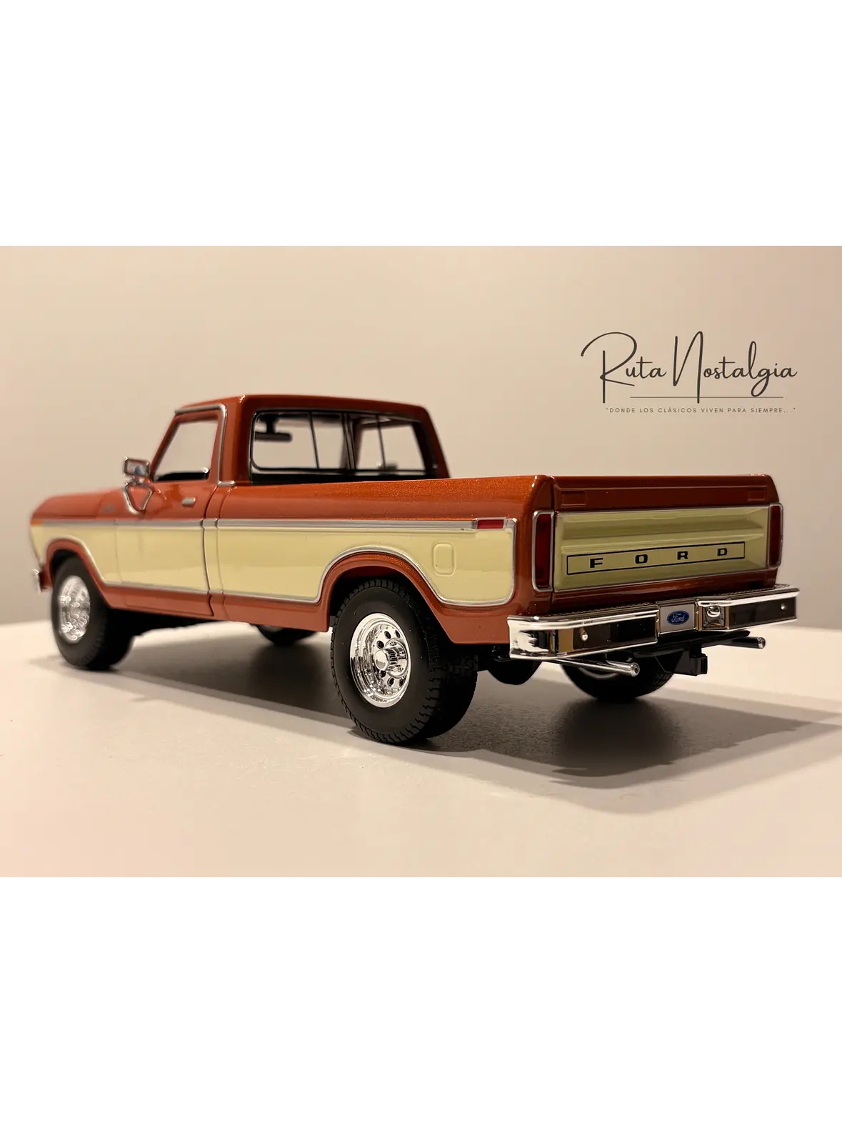 Camioneta a escala Ford F-150 Pick-Up 1979 | Maisto  1:18 Brown White | Camioneta clásica a escala en Chile 8